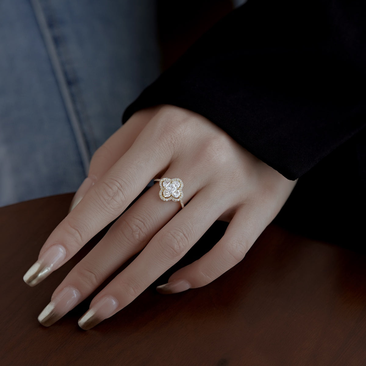 [HOT]Luxurious Eternity Flower Shape Banquet Ring