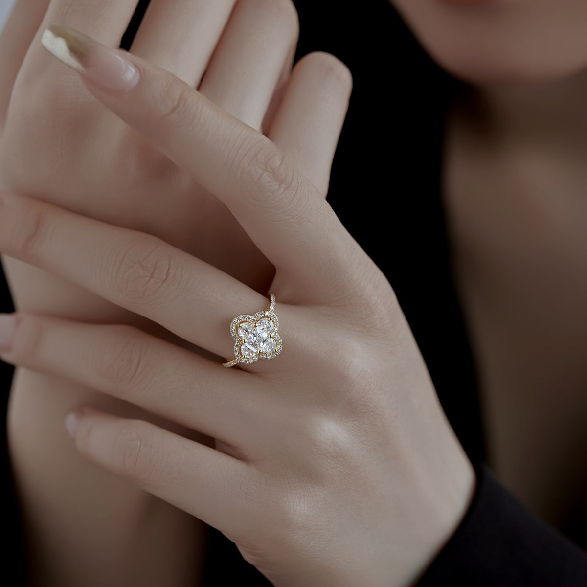 [HOT]Luxurious Eternity Flower Shape Banquet Ring