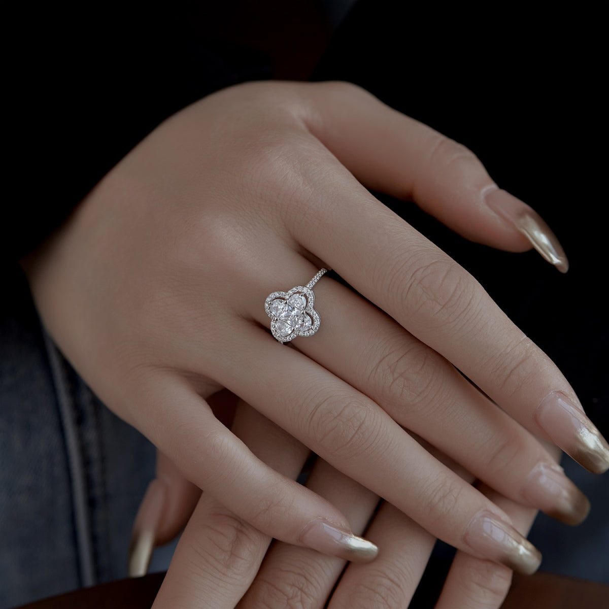 [HOT]Luxurious Eternity Flower Shape Banquet Ring