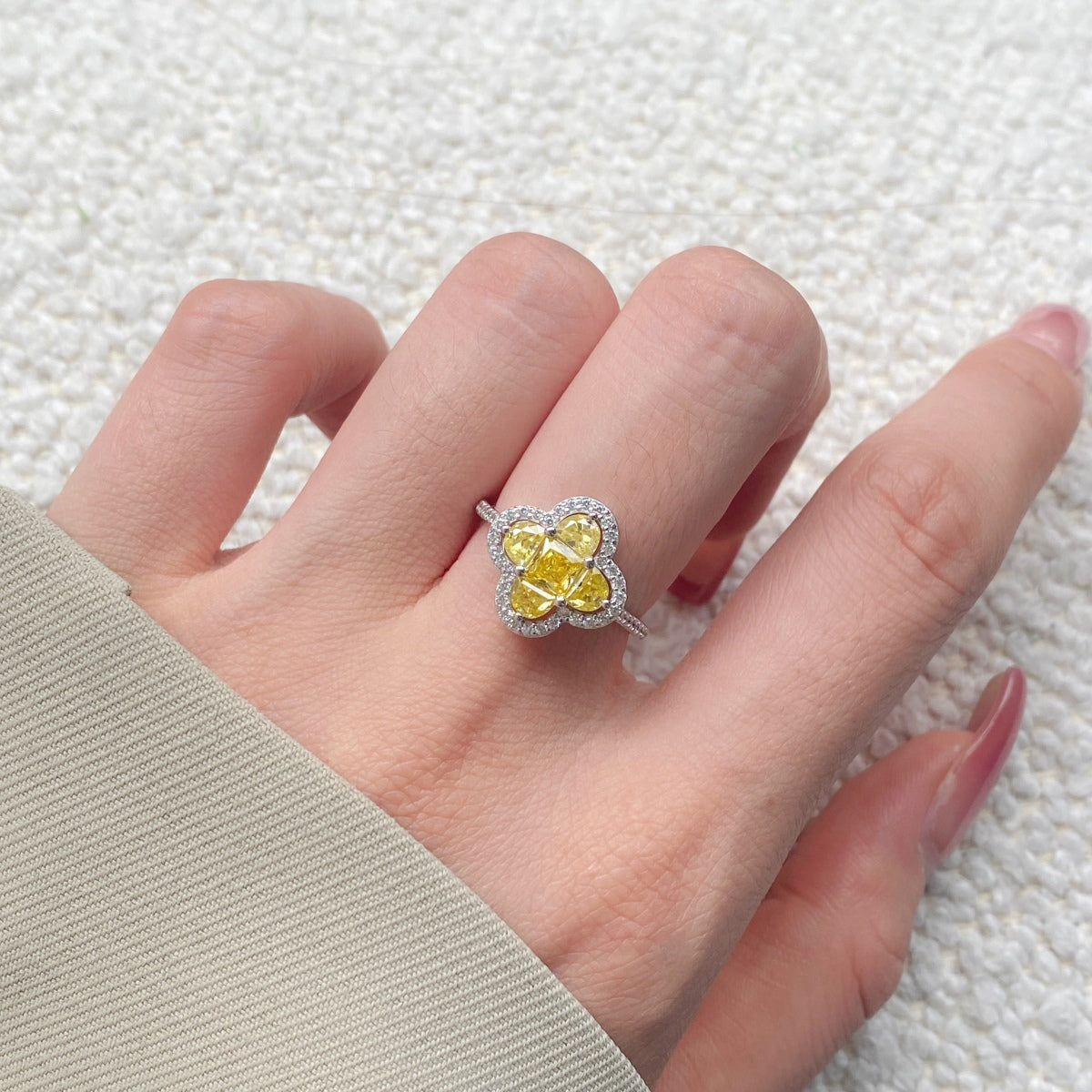 [HOT]Luxurious Eternity Flower Shape Banquet Ring