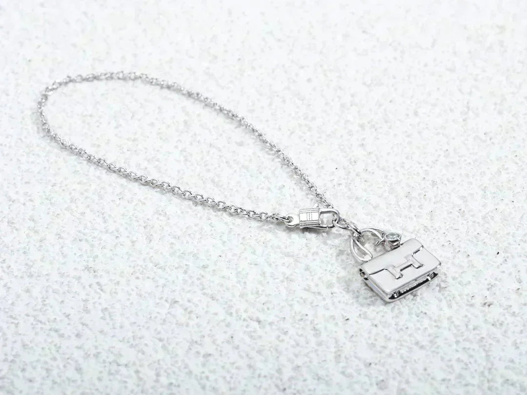 DIANA AMULETTE PEDANT SILVER NECKLACE