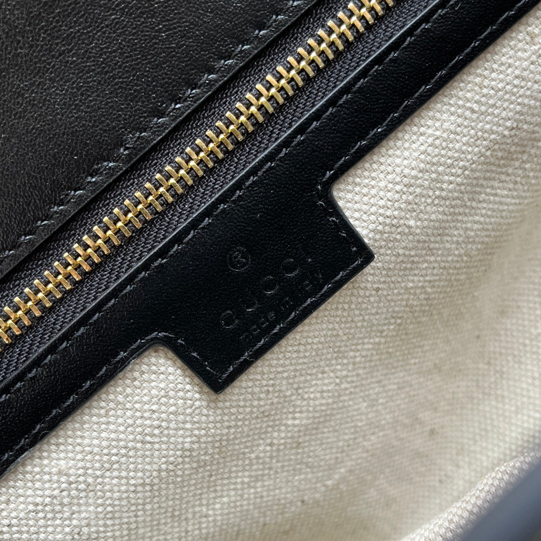 MATELASS¨¦ SHOULDER BAG 32 IN BLACK EMBOSSED CALFSKIN GOLD HARDWARE