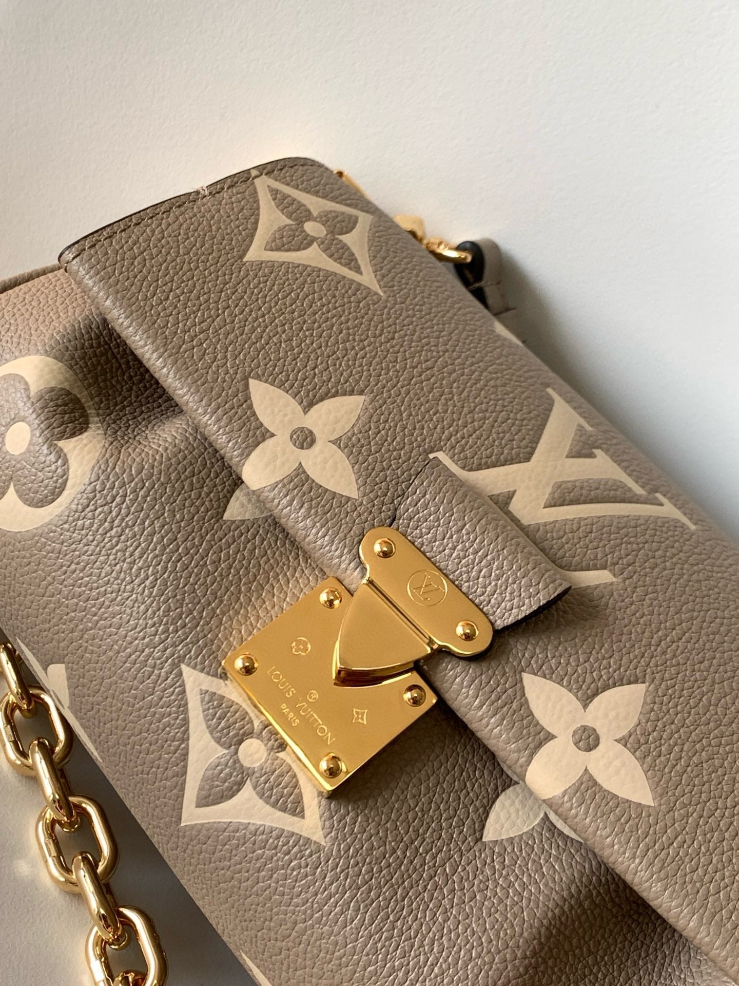 favorite 24 dove cream biocolor monogram empreinte leather