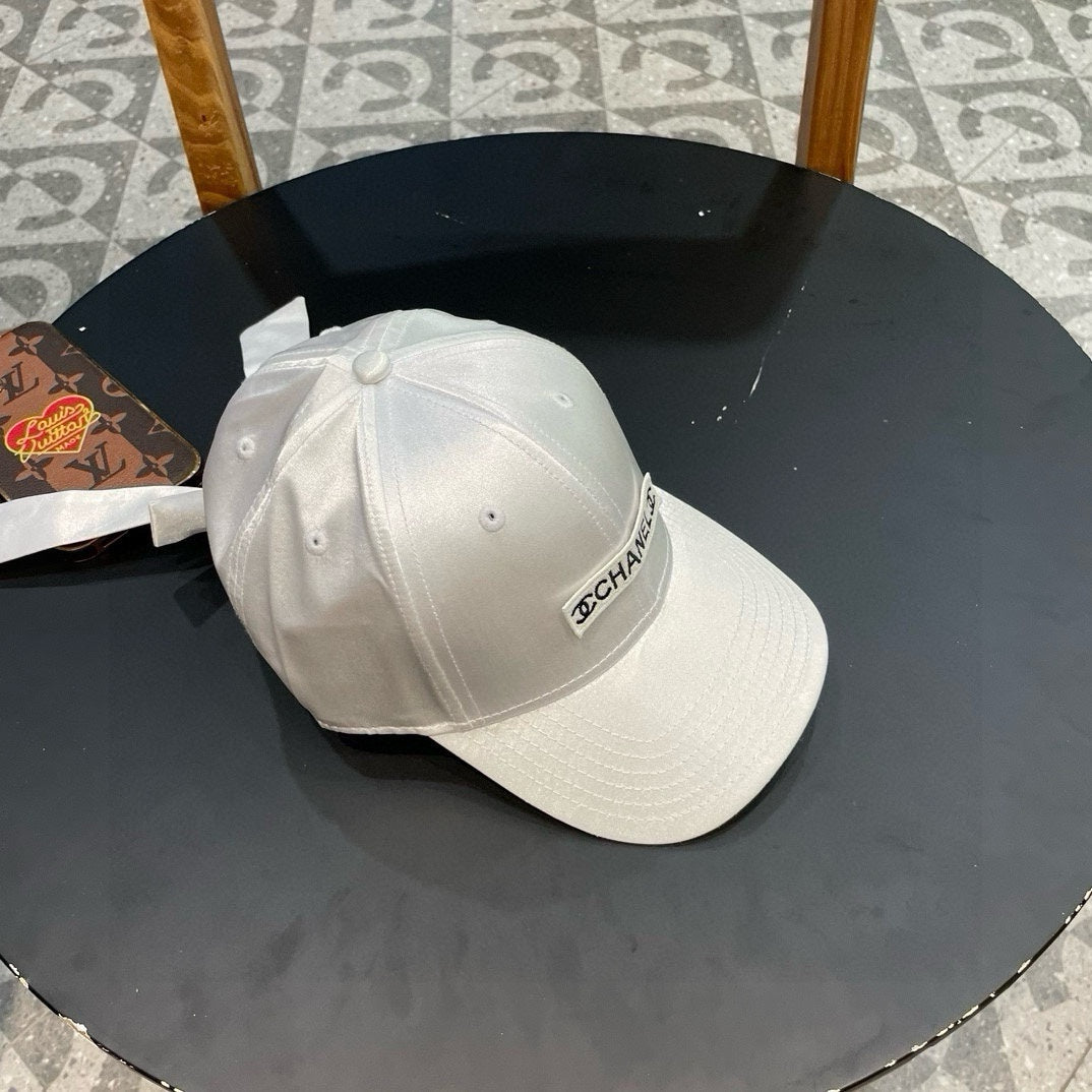 BASEBALL HAT IN PALE GRAY SILK SATIN 404863