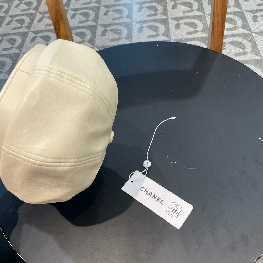 BAKER BOY CAP IN WHITE CALFSKIN 419448