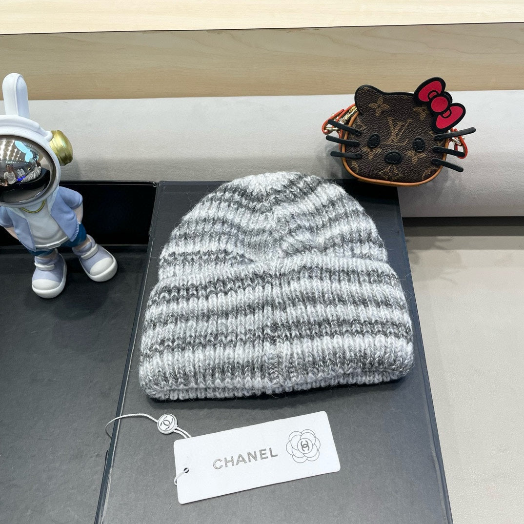 STRIPED KNITTED HAT IN LIGHT GRAY WOOL 424514