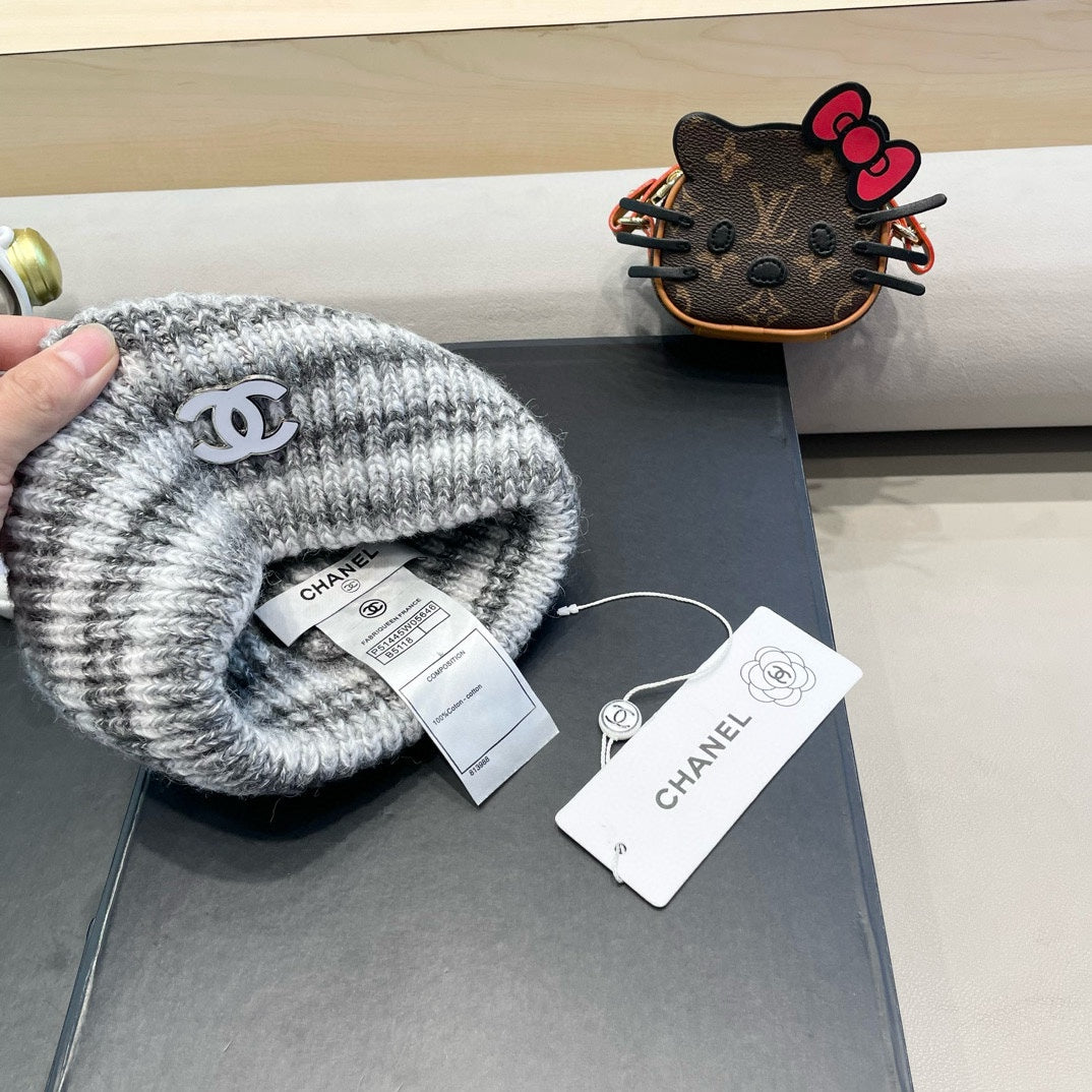 STRIPED KNITTED HAT IN LIGHT GRAY WOOL 424514