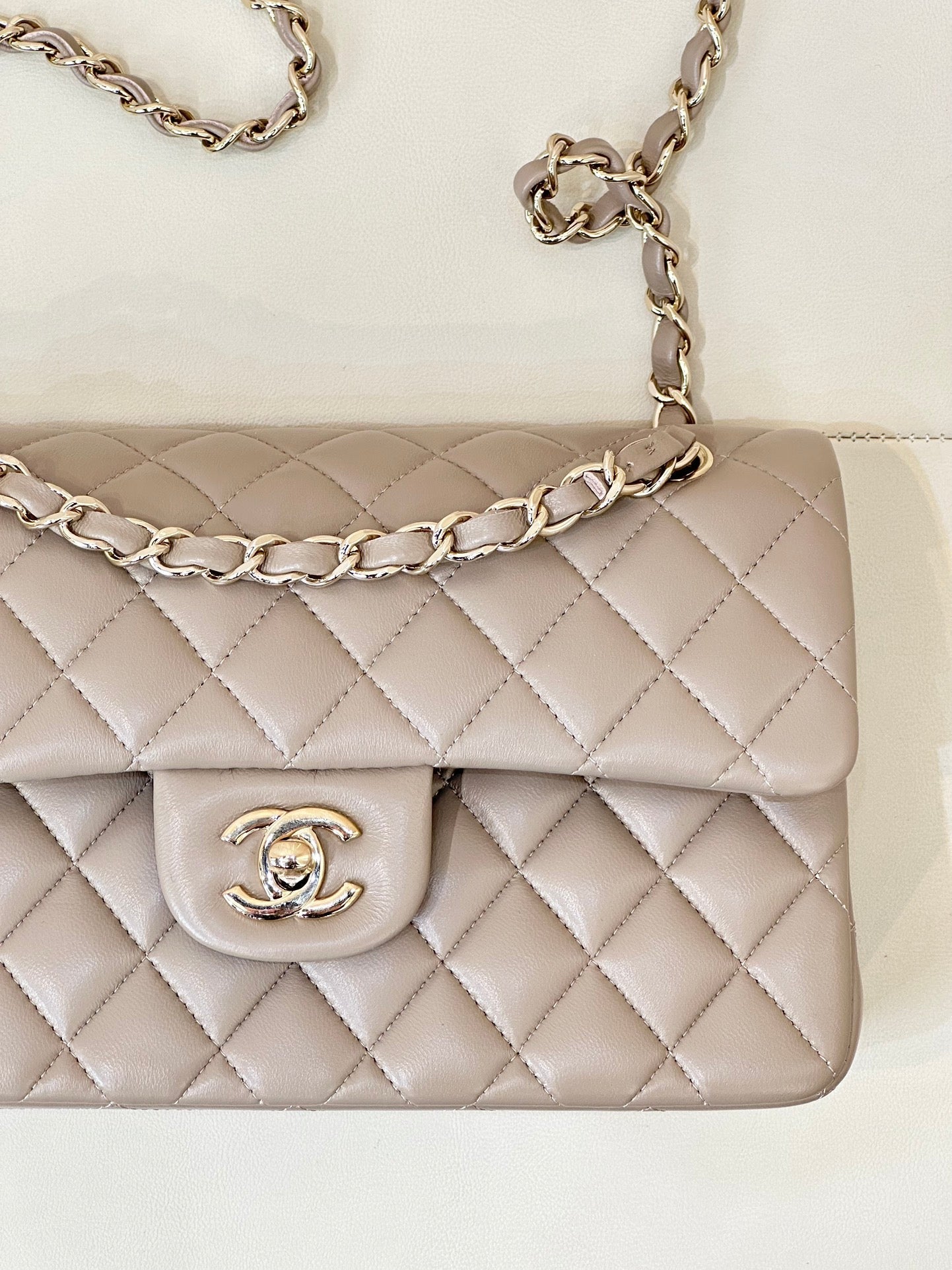 CLASSIC FLAP 23CM BEIGE LAMBSKIN LIGHT GOLD HARDWARE