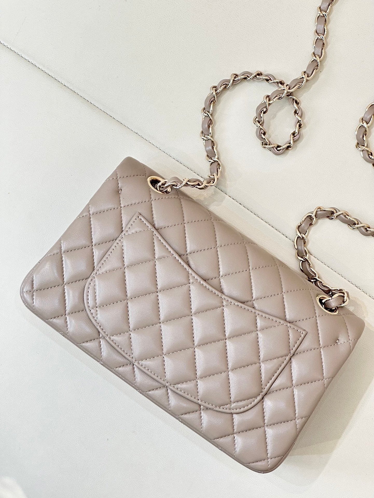 CLASSIC FLAP 23CM BEIGE LAMBSKIN LIGHT GOLD HARDWARE