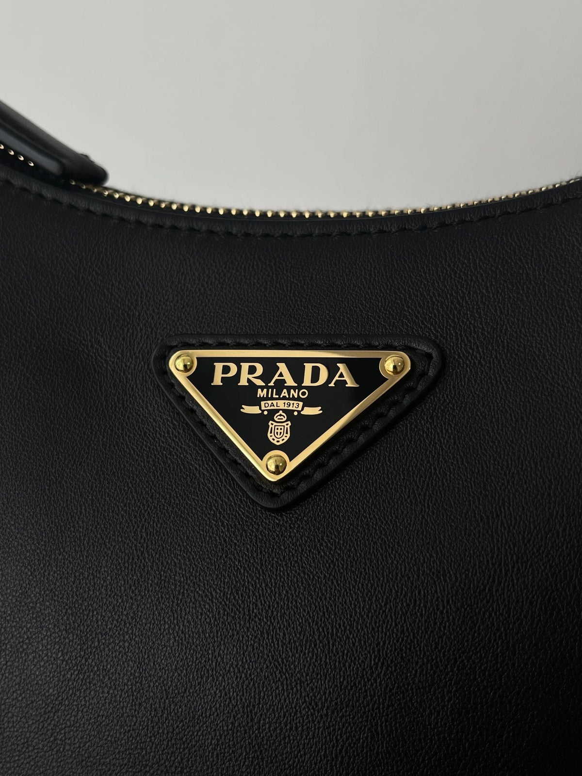 PRA ARQU¨¦ 22 SHOULDER BAG IN BLACK LEATHER