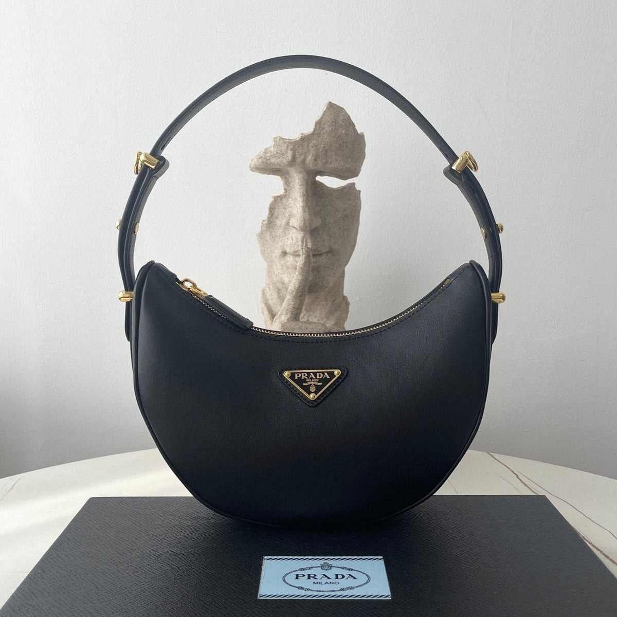 PRA ARQU¨¦ 22 SHOULDER BAG IN BLACK LEATHER
