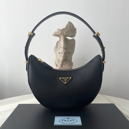 PRA ARQU¨¦ 22 SHOULDER BAG IN BLACK LEATHER