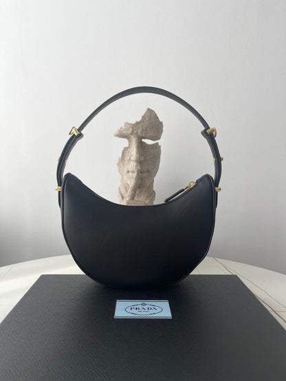 PRA ARQU¨¦ 22 SHOULDER BAG IN BLACK LEATHER