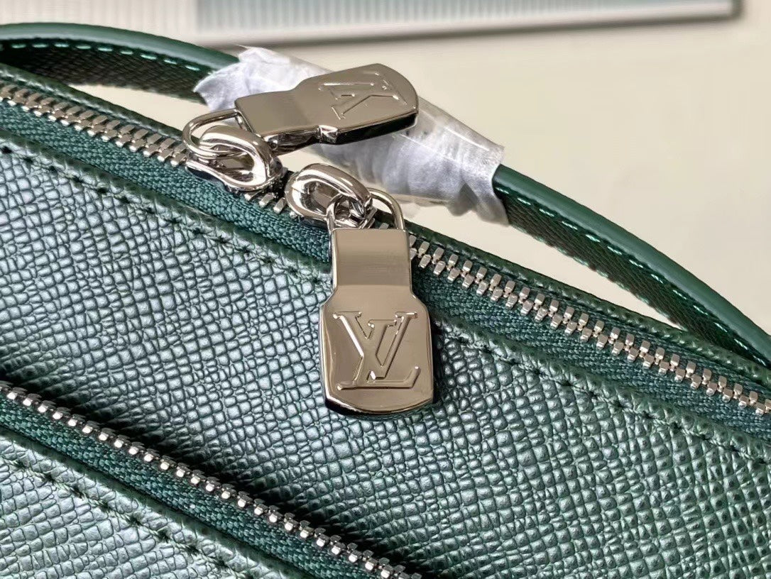 ?AVENUE MESSENGER 22 IN FOREST GREEN CALFSKIN