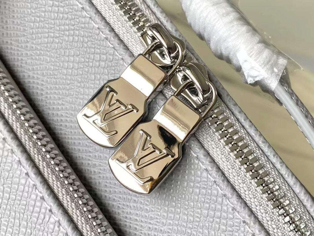 ?AVENUE MESSENGER 22 IN HARBOR GRAY CALFSKIN