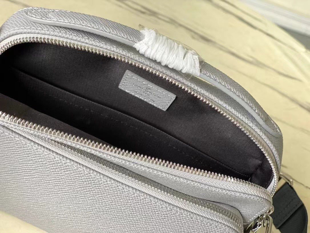 ?AVENUE MESSENGER 22 IN HARBOR GRAY CALFSKIN