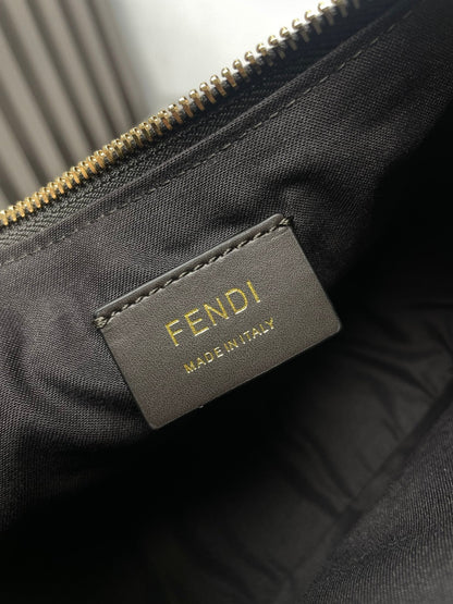 FENDIGRAPHY MEDIUM 29 IN BLACK SMOOTH LAMBSKIN GOLD HARDWARE