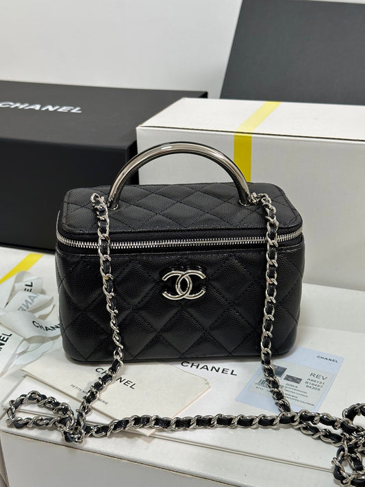 CC 25P Vanity Case 17cm Black Leather Silver Hardware 243469