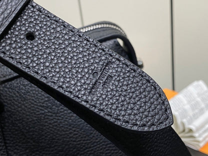 hand it all pm 29cm black mahina calfskin